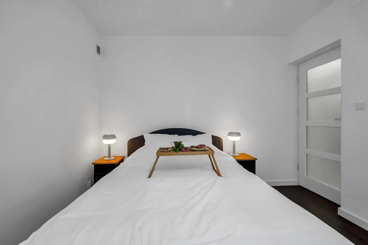 Zlota Apartment - City Center, Workspace, Metro - By Rentujemy Warschau