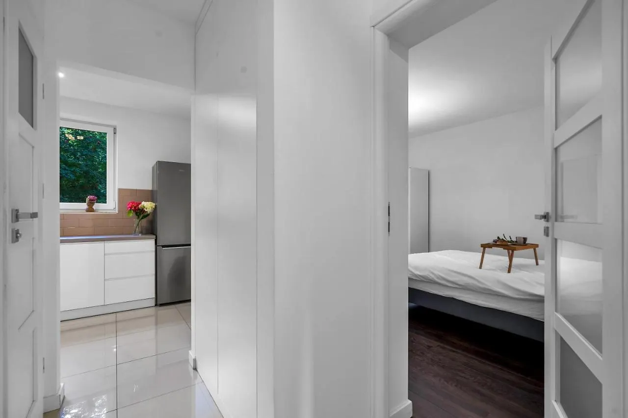 Zlota Apartment - City Center, Workspace, Metro - By Rentujemy Warschau